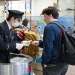 　ＪＲ徳島駅で乗客の切符を確認する駅員＝２６日