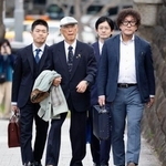 　猟銃所持許可取り消しを巡る訴訟の上告審のため、最高裁に向かう北海道猟友会砂川支部長の池上治男さん（手前左）ら＝２７日午後