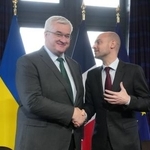 　握手するフランスのバロ外相（右）とウクライナのシビハ外相＝２６日、フランス・セルネラビル（ロイター＝共同）