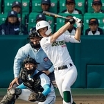 　専大松戸-山梨学院　８回裏専大松戸１死二塁、瀬谷が中前に決勝打を放つ。捕手光永＝甲子園