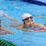 　競泳の合宿で練習する池江璃花子（右）＝東京都内