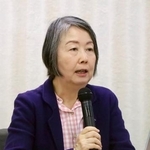 　記者会見するＮＰＯ法人「ひとり親家庭サポート団体全国協議会」の赤石千衣子理事長＝２７日午後、厚労省