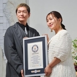 　ギネス世界記録の公式認定証を手にする井浦新さん（左）と坂本美雨さん＝２７日午後、東京・上野