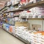 　スーパーの店頭に並ぶコメ＝２０２５年１２月、埼玉県上尾市