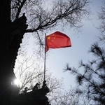 　北京市内に掲げられた中国国旗＝１月