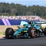 　フリー走行するアストン・マーチンのフェルナンド・アロンソ＝鈴鹿サーキット