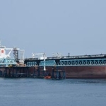 　原油引き渡しのため接岸する元売り会社の大型タンカー＝２７日午前、北九州市若松区の白島国家石油備蓄基地