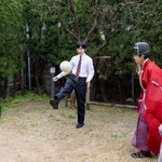 　蹴鞠を体験される悠仁さま＝２月２７日、京都市（秋篠宮家提供）