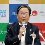 　記者会見で授業料値上げについて説明する岡山大の那須保友学長＝２７日午後、岡山市北区