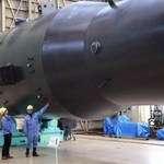 　報道陣に公開された蒸気発生器＝２７日午後、神戸市