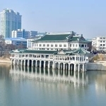 　平壌中心部を流れる大同江沿いの犬肉料理専門店。２６日に完工式が開かれた（朝鮮通信＝共同）