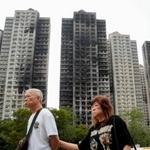 　発生から４カ月を迎えた、大規模火災が起きた高層住宅群＝２６日、香港（共同）