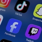 　ＳＮＳのアプリが表示されたスマホの画面（ロイター＝共同）