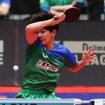 　東京-金沢　第２試合のシングルスでプレーする東京・川上流星＝代々木第二体育館