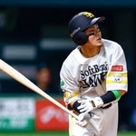 　８回ソフトバンク１死一、三塁、牧原大が決勝の右犠飛を放つ＝みずほペイペイドーム