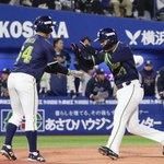 　２回、逆転２ランを放ち、岩田（左）に迎えられるヤクルト・伊藤＝横浜