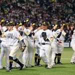 　日本ハムとの開幕戦に勝利し、タッチを交わすソフトバンクナイン＝みずほペイペイドーム