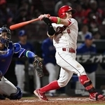 　１０回広島２死一、二塁、勝田が右翼線にプロ初安打となるサヨナラ打を放つ。捕手石伊＝マツダ