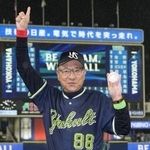 　ＤｅＮＡとの開幕戦で監督としての初勝利を挙げ、ウイニングボールを手にポーズをとるヤクルト・池山監督＝横浜