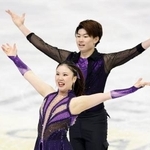 　アイスダンスＲＤの演技を終え、あいさつする吉田唄菜（手前）、森田真沙也組＝プラハ（共同）