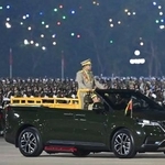 　２７日、ミャンマーの首都ネピドーで開かれた国軍記念日の式典に出席したミンアウンフライン国軍総司令官（中央）（共同）