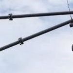 　ＪＲ７社で共通化した架線と電柱を絶縁するための部品（丸囲み部分）（ＪＲグループ提供）