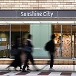 　女性が刺殺された商業施設「サンシャインシティ」の出入り口付近＝２７日午前、東京・池袋