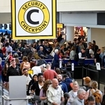 　保安検査を待つ行列で大混雑するボルティモア・ワシントン国際空港＝２７日、ボルティモア（ロイター＝共同）