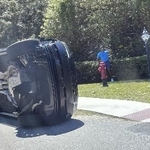 　横転した自動車とタイガー・ウッズ選手＝２７日、フロリダ州ジュピター（Ｊａｓｏｎ　Ｏｔｅｒｉ・ＡＰ＝共同）