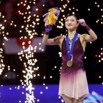 　女子で２年ぶり４度目の優勝を果たし、表彰台でガッツポーズする坂本花織＝プラハ（共同）