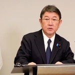 　Ｇ７外相会合を終え、取材に応じる茂木外相＝２７日、パリ（共同）