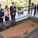 　万博記念公園でお披露目された枯れ山水の庭園のモニュメント＝２８日午前、大阪府吹田市