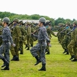 　陸自与那国駐屯地開設１０年の記念式典で行進する隊員＝２８日午前、沖縄県与那国町