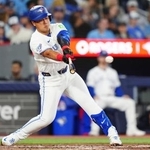 　アスレチックス戦の７回、左前にメジャー初安打を放つブルージェイズ・岡本＝トロント（カナダ通信・ＡＰ＝共同）