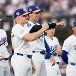 　優勝リング贈呈セレモニーでポーズをとるドジャース・大谷（中央）＝ロサンゼルス（共同）