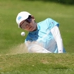 　第２ラウンド、１８番でバンカーショットを放つ勝みなみ。通算１３アンダーで３位に浮上した＝ワールウインドＧＣ（共同）