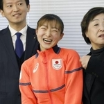 ミラノ・コルティナ冬季五輪の壮行会で斎藤元彦兵庫県知事（左）らと写真に納まるフィギュアスケート女子の坂本花織＝２０２６年１月、神戸市中央区