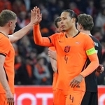 　ノルウェーに逆転勝ちし喜ぶオランダのファンダイク（右）＝アムステルダム（ＡＰ＝共同）