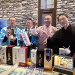 　山形県の酒を手にする（右から）小野啓一駐インド大使、ブータンのトブゲイ首相ら＝２７日、ティンプー（共同）