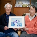 　服部剛丈さんの写真を持つ母美恵子さん（右）と父政一さん＝１３日、名古屋市