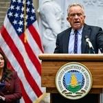 　２４日、ワシントンの米農務省で開かれたイベントで話すケネディ厚生長官（右）（ロイター＝共同）