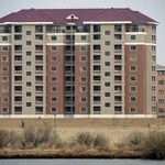 　北朝鮮北西部の新義州周辺に建てられた高層の建物＝２４日、中国遼寧省丹東から撮影（共同）