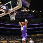 　ネッツ戦でダンクシュートを狙うレーカーズの八村＝ロサンゼルス（ＮＢＡＥ・ゲッティ＝共同）