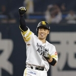 　５回、走者一掃の逆転二塁打を放ちガッツポーズするソフトバンク・近藤＝みずほペイペイドーム
