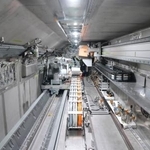 　ロボットアームを収納する「エンクロージャ」の内部＝２月、福島県楢葉町（代表撮影）