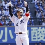 　１回、先制二塁打を放ち、声援に応えるロッテ・西川＝ＺＯＺＯマリン