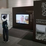 　原爆資料館の新設展示で、被爆証言映像を見る来館者＝２８日午後、広島市中区