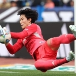 　町田-川崎　ＰＫ戦で川崎４人目のキックを止める町田・ＧＫ谷＝Ｇスタ