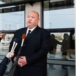 　慰霊祭後、取材に応じる秋山貴志社長＝２８日午後、青森県八戸市