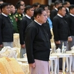 　２８日、ミャンマーの首都ネピドーで開かれた追悼式で黙とうする軍事政権トップのミンアウンフライン国軍総司令官（共同）